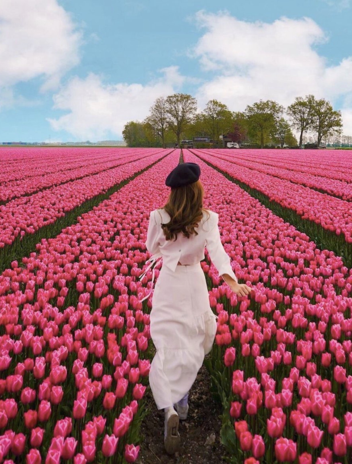 Trois femmes célèbrent avec des carnets roses dans une ambiance girly et joyeuse